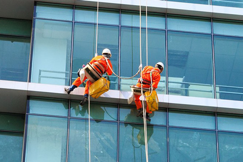Bảng giá dịch vụ lau kính nhà cao tầng mới nhất